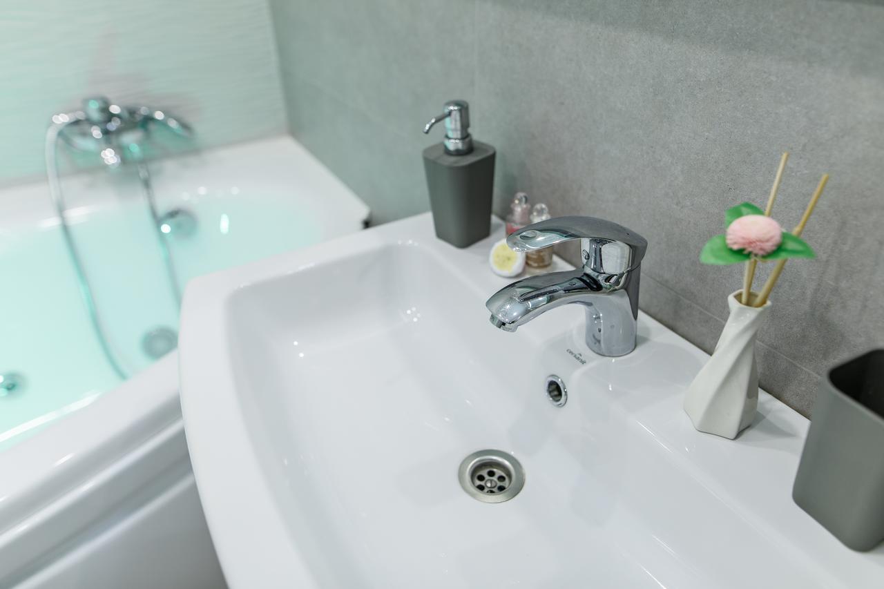 Studio Suite Near Lake With Jacuzzi Sumy Exterior foto