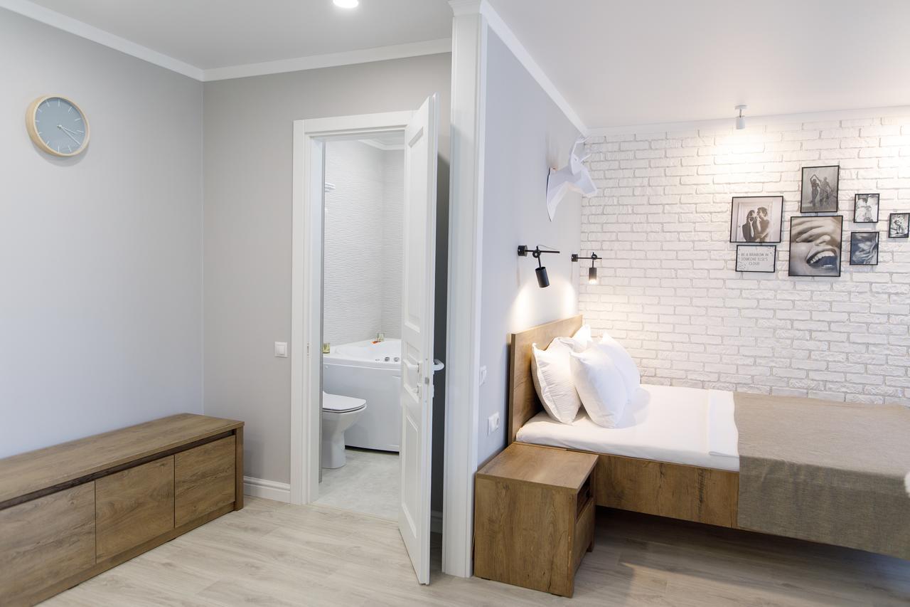 Studio Suite Near Lake With Jacuzzi Sumy Exterior foto
